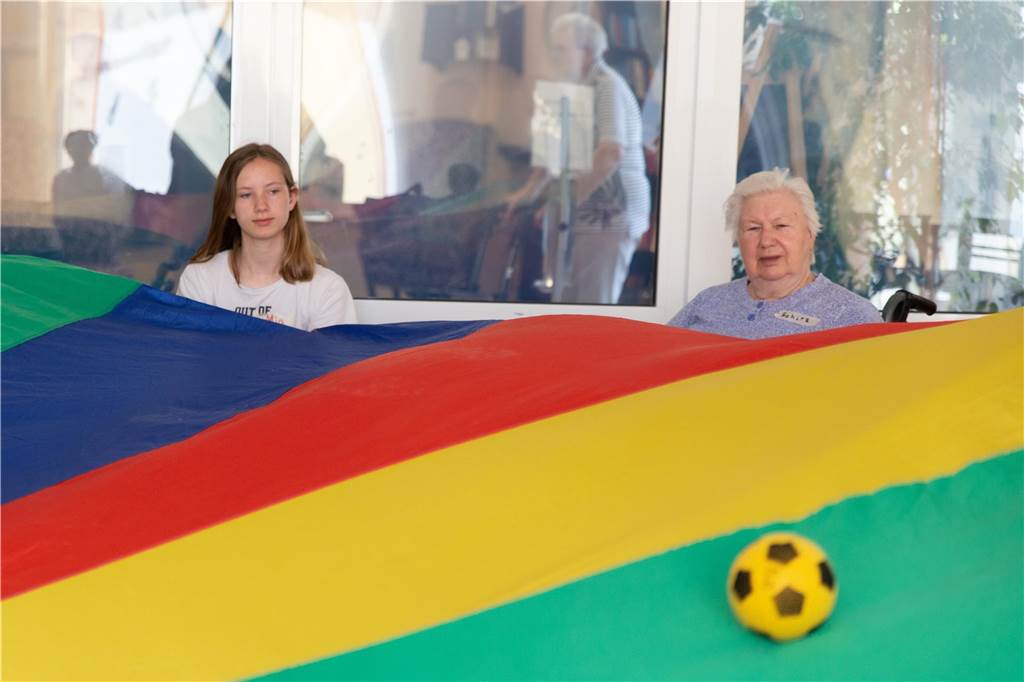Glückliche Gesichter im Haus St. Johannes: Schüler lernen wichtige Lektion Bewohner und Schüler stellen sich gemeinsam kniffligen Fragen und widmen sich dabei bewegungsanregenden Spielen.