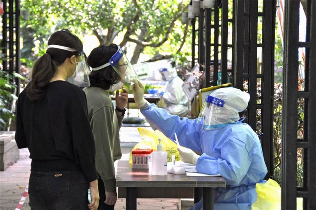 Shanghai versinkt im Lockdown-Chaos – „Ist das in Ordnung, wenn ich sterbe?“ Bewohnerinnen einer Wohnanlage in Shanghai bei einem PCR-Test.