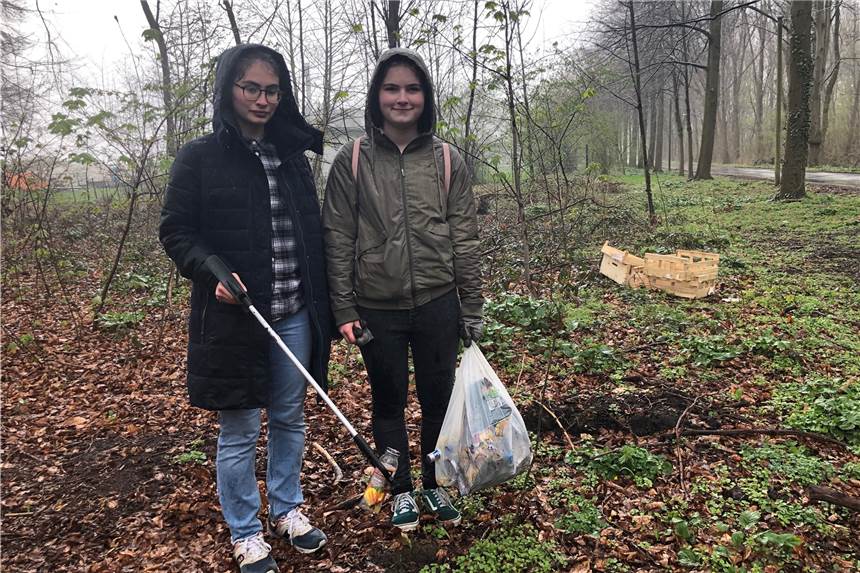 Beyza Üce (rechts) und Mia Binkoff haben den Samstag genutzt, um etwas gutes für die Natur zu tun.