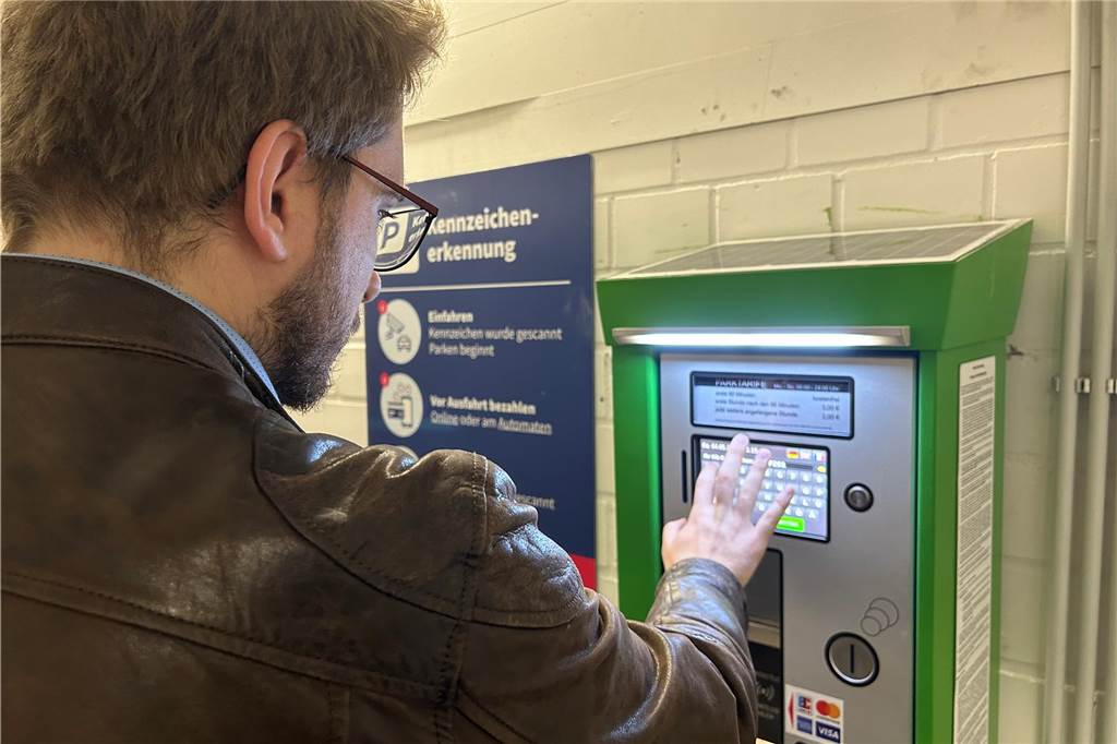 Kamera erfasst Kennzeichen: Wie lange bleiben sie gespeichert? Bezahlen kann man im Parkhaus am Recklinghäuser Tor wie gewohnt an einem Automaten. Dort wird allerdings keine Karte hineingesteckt, sondern das eigene Autokennzeichen eingegeben.