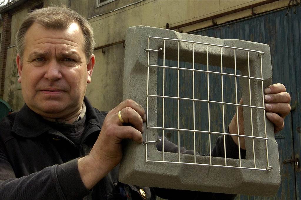 Schornsteinfeger Hans-Jürgen Gesting hört auf: „Werde meine Kunden vermissen“ Bezirks-Schornsteinfeger Hans-Jürgen Gesting mit einem Vogelschutzgitter für Kamine (Archivbild).