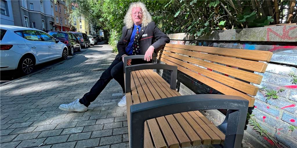 Erste Bank gegen Obdachlose im Kreuzviertel – Bezirksbürgermeister ist nicht stolz drauf Bezirksbürgermeister Friedrich Fuß nimmt für das Foto Platz auf der neuen Bank an der Sonnenstraße, die so gebaut ist, dass keine Obdachlose auf ihr schlafen können.
