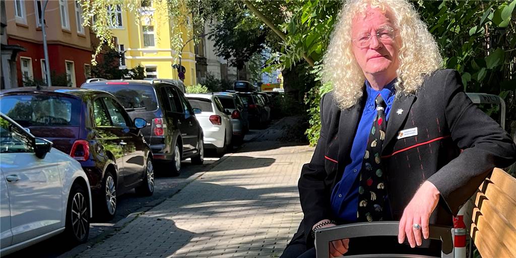 Beschädigte Anti-Obdachlosen-Bank: Bezirksbürgermeister hat neuen Vorschlag Bezirksbürgermeister Friedrich Fuß war schon vor ihrer Beschädigung kein Freund der Anti-Obdachlosen-Bank im Kreuzviertel. Eine Woche nach diesem Foto montierten Unbekannte die Mittellehnen der Bank ab.