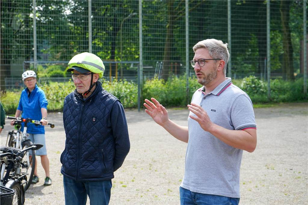 Fahrradclubs und Politik befahren gemeinsam die neue Fahrradstraße Bezirksbürgermeister Hendrik Dierichs unterhielt sich mit den Clubs über aktuelle Projekte für die Fahrradinfrastruktur im Dorf.