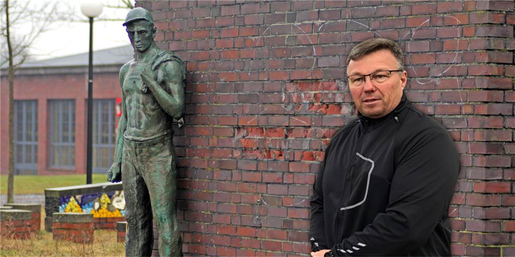 Bekannter Evinger Bergmann zieht an neuen Standort um – Bezirksbürgermeister nennt Details Bezirksbürgermeister Oliver Stens setzt sich sehr für die Versetzung des Denkmals für die verunglückten Bergleute vom Grünen Platz auf die Anhöhe an der Evinger-/Ecke Deutsche Straße ein
