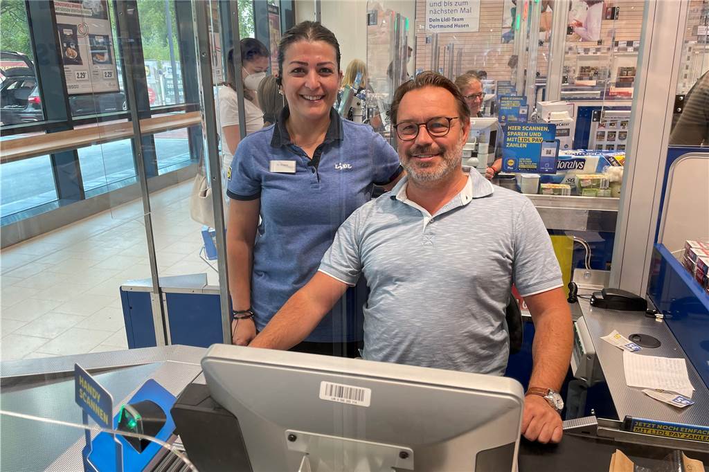 Viel zu entdecken: Auch Anja (50) musste sich im neuem Lidl erst mal zurechtfinden Bezirksbürgermeister Werner Gollnick hat für den guten Zweck selbst ein paar Einkäufe abkassiert. Unterstützung gab es dabei von Lidl-Mitarbeiter Selda Dropek.