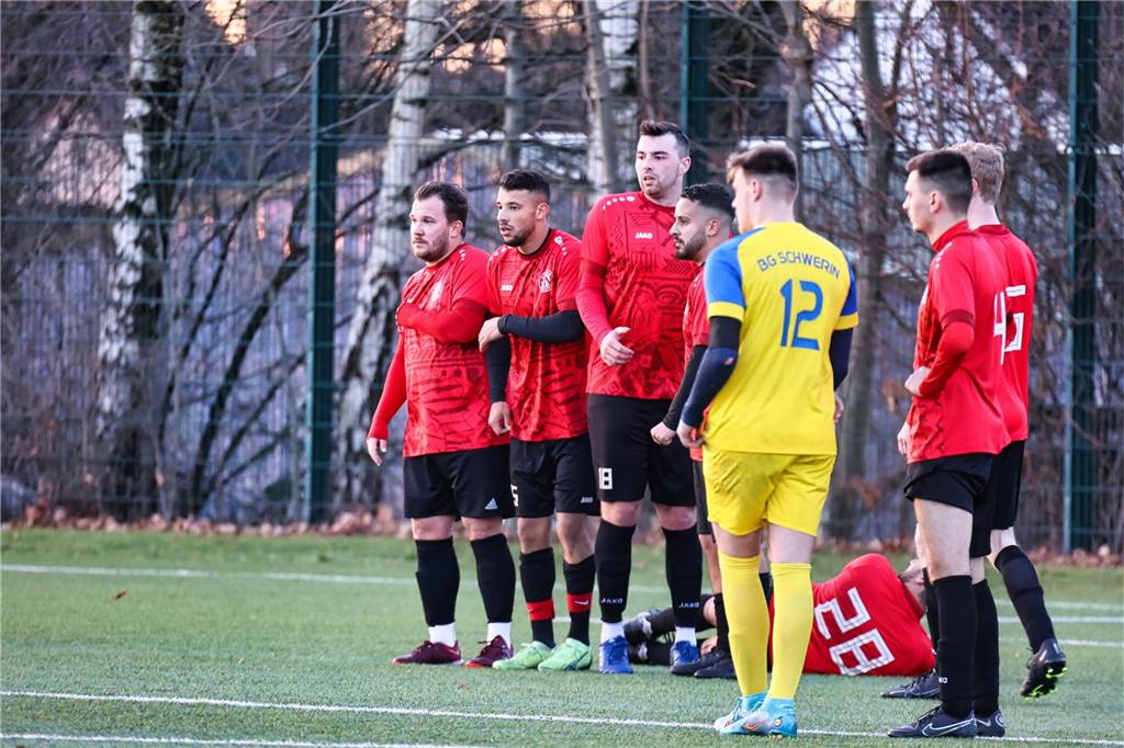 Bezirksligist Spvg Schwerin setzte sich im Testspiel-Derby gegen den SC Arminia Ickern mit 3:1 nach Toren von Nico Chrobok, Neuzugang Lukas Balassas sowie Dawid Lewandowski mit 3:1 (1:0) durch. Für Ickern traf Fabian Pöschl zum 1:2.