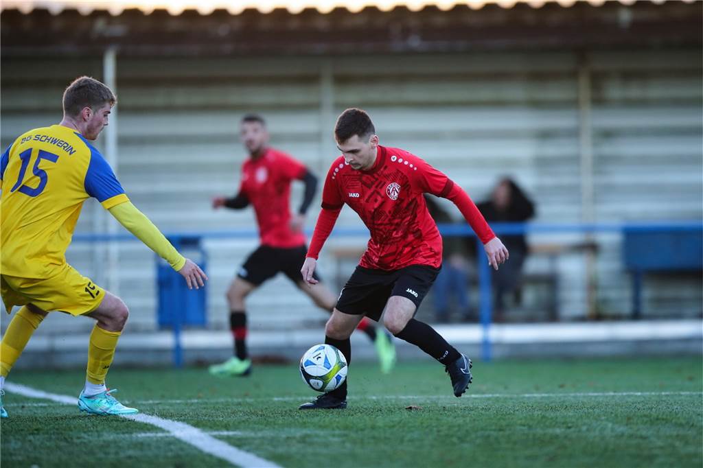 Bezirksligist Spvg Schwerin setzte sich im Testspiel-Derby gegen den SC Arminia Ickern mit 3:1 nach Toren von Nico Chrobok, Neuzugang Lukas Balassas sowie Dawid Lewandowski mit 3:1 (1:0) durch. Für Ickern traf Fabian Pöschl zum 1:2.