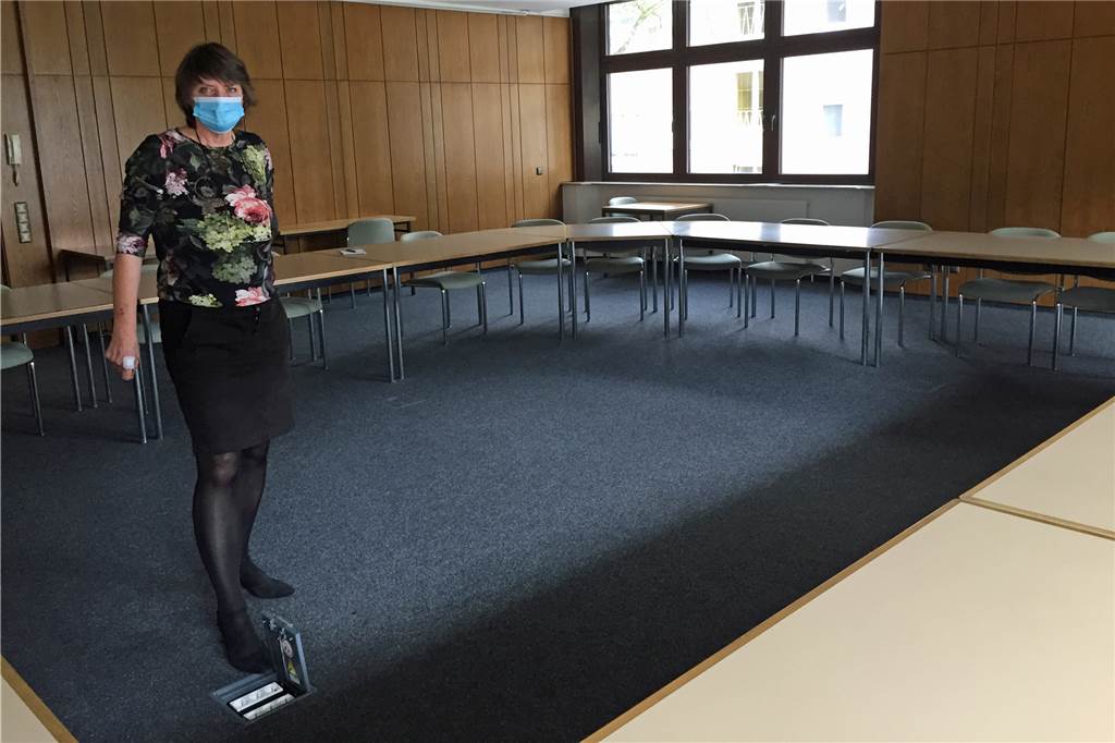 Renovierung läuft: Bezirksverwaltungsstelle soll bald wieder öffnen Bezirksverwaltungsstellenleiterin Silvia Hollmann Schiek im ebenfalls modernisierten Sitzungssaal der Bezirksvertretung. Hier liegen nun auch Anschlüsse im Boden. Ladekabel für Laptops müssen also demnächst nicht mehr quer über den Boden verlegt werden, weil es bisher Steckdosen nur vereinzelt an den Wänden gab.