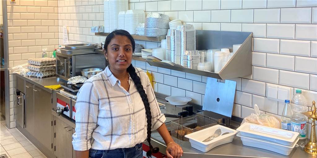Indische Küche in Castrop-Rauxel: Die Betreiberin (21) erfüllt sich damit einen Traum Bhanuja Sivapalasundaram in der Küche ihres Restaurants im Eingangsbereich von Edeka Richter an der Dortmunder Straße auf Schwerin.