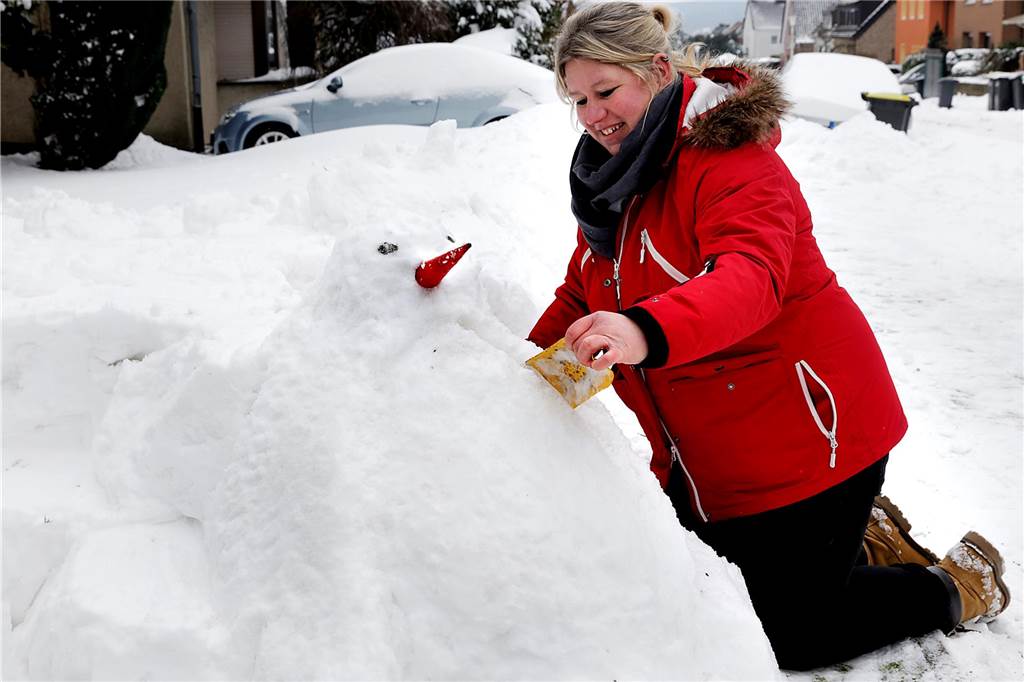 Bianca Büning macht Skulpturen aus Schnee.