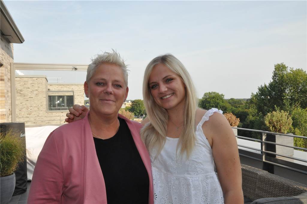 Jo Marie Dominiak: Was Marcel Schmelzer vom BVB mit „The Voice of Germany“ zu tun hat Bianca Dominiak (l.) war an der Überraschung für ihre Tochter Jo Marie beteiligt. Sie wusste schon längst, dass die junge Sängerin es zu den Blind Auditions geschafft hat, durfte aber nichts sagen.