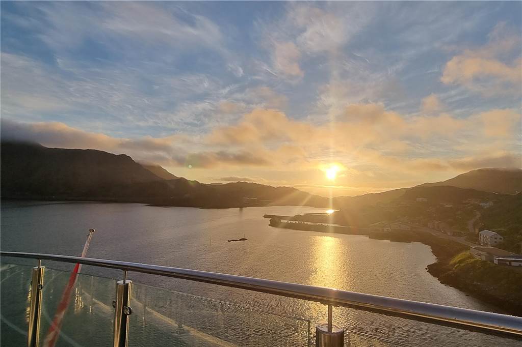 Bianca Haas schickt uns Grüße vom Schiff in Norwegen. Das Foto zeigt den Sonnenuntergang am berühmten Geirangerfjord.
