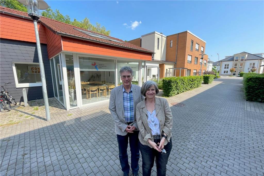 Pfarrer Rüdiger Holthoff wechselt nach Eving: Abschied in der Stiftskirche Bianca Monzel Und Rüdiger Holthoff vor dem 1995 von der evangelischen Kirche erbauten und vor 20 Jahren verkauften, aber zurück gemieteten Gemeindehaus Heliand. Ende 2023 läuft der Mietvertrag aus.