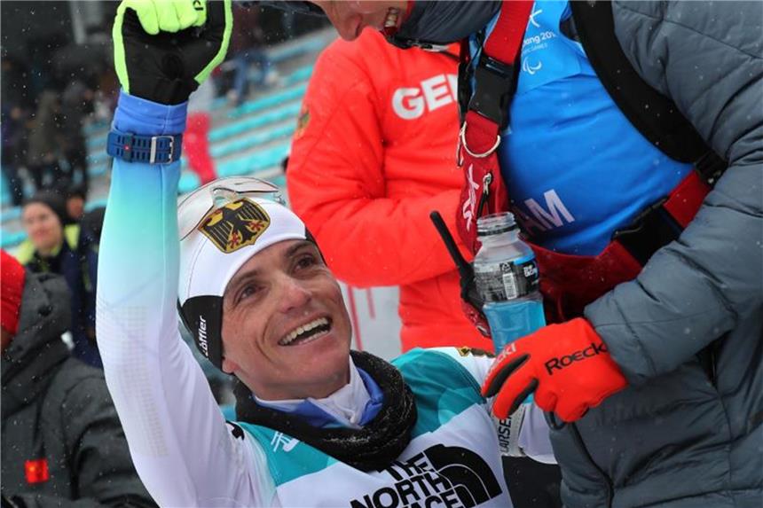 „Männer-Fluch“ gebannt: Biathlet Fleig gewinnt Gold Biathlet Martin Fleig jubelt über den Gewinn der Goldmedaille. Foto: Karl-Josef Hildenbrand