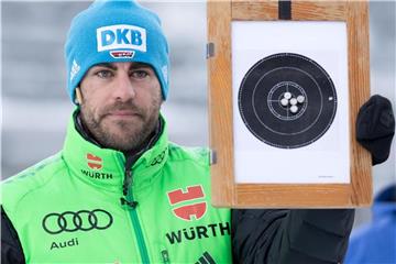Biathlon Co-Trainer Tobias Reiter hält beim Training eine Scheibe von Franziska Preuß hoch. Foto: Sven Hoppe