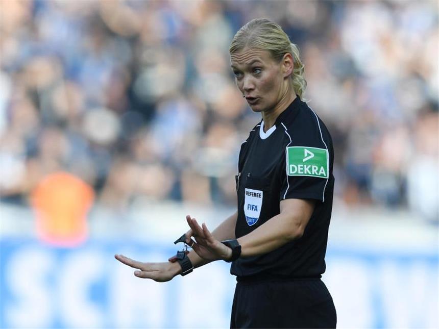Bibiana Steinhaus ist die erste Schiedsrichterin, die ein Bundesligaspiel gepfiffen hat. Doch in den Fußballkreisen gibt es weiter wenig Schiedsrichterinnen.