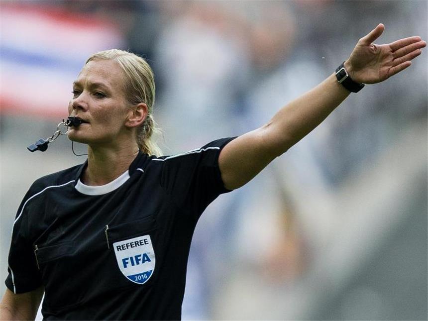 Schiedsrichterin Bibiana Steinhaus fühlt "keine Angst" Bibiana Steinhaus ist die erste Schiedsrichterin in der ersten Bundesliga. Foto: Maja Hitij