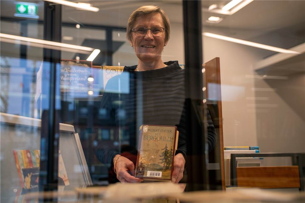Ahauser Bücherei schreibt seit 65 Jahren Geschichte und zeigt das jetzt Bibliotheksleiterin Maria zu Klampen