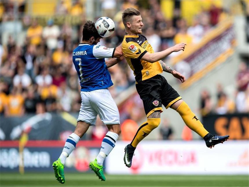 Arminia Bielefeld rettet sich: 1:1 bei Dynamo Dresden Bielefeld darf durch das 1:1 in Dresden auch in der kommenden Saison in der 2. Liga spielen. Foto: Thomas Eisenhuth