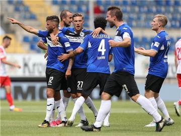 Bielefelder Spieler jubeln über ihren Treffer zum 1:1 Ausgleich beim 2:1 Sieg gegen Regensburg. Foto: Friso Gentsch