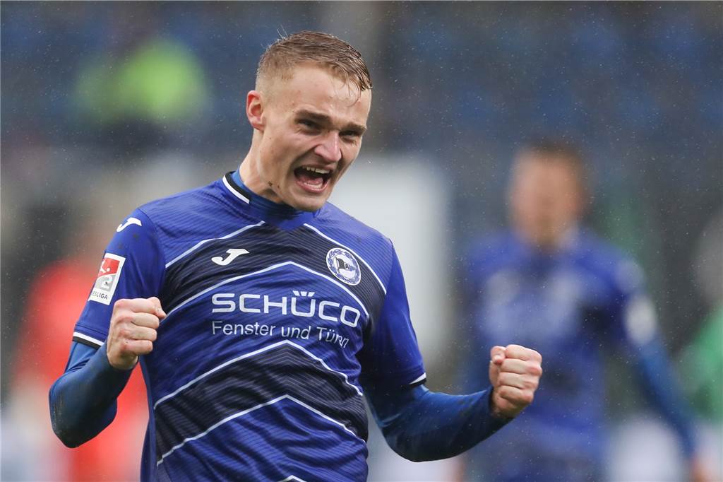 Mythos Arminia Bielefeld - und Amos Pieper mittendrin Bielefelds Amos Pieper feiert den 1:0 Sieg bei Spielende.