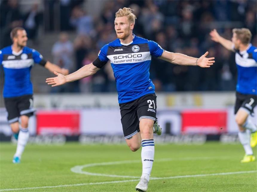 Bielefeld erstmals seit acht Jahren Tabellenführer Bielefelds Andreas Vogelsammer bejubelt sein Tor zum 1:0 gegen den VfL Bochum. Foto: Guido Kirchner