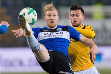 Bielefelds Andreas Vogelsammer (l) kommt vor Sascha Horvath von Dynamo Dresden an den Ball. Foto: Guido Kirchner
