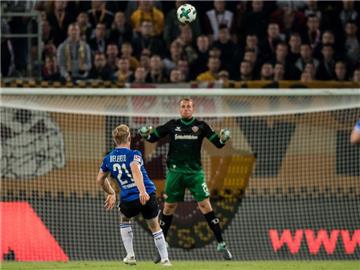 Bielefelds Andreas Voglsammer (M/21) trifft gegen Dresdens Torwart Marvin Schwäbe zum 1:0. Foto: Thomas Eisenhuth