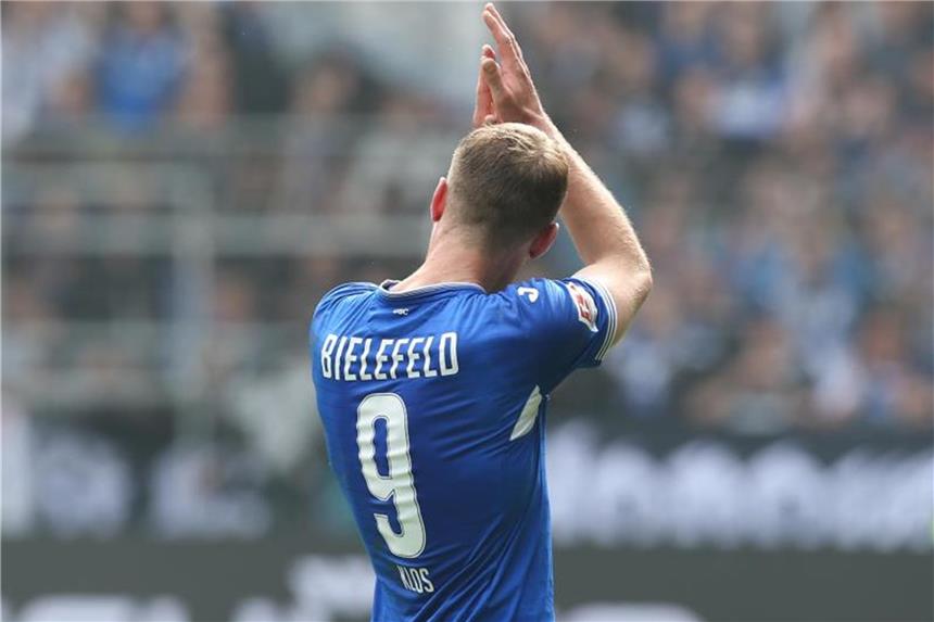 Arminia: Klos glaubt nicht an Relegation, Saibene hofft noch Bielefelds Fabian Klos applaudiert den Fans. Foto: Friso Gentsch/Archiv