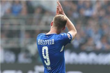 Bielefelds Fabian Klos applaudiert den Fans. Foto: Friso Gentsch/Archiv