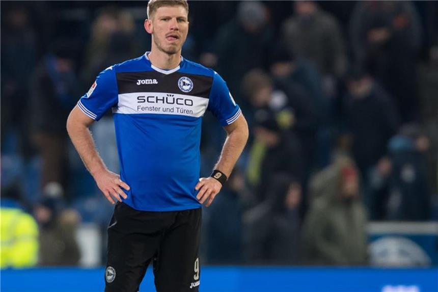 Schüco bleibt Hauptsponsor beim Zweitligisten Bielefeld Bielefelds Fabian Klos mit dem Logo des Sponsors "Schüco" auf dem Trikot. Foto: Guido Kirchner