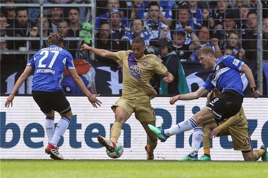 Arminia Bielefeld beendet mit 2:0-Sieg Aues Serie Bielefelds Fabian Klos (r) macht den Treffer zum 2:0 gegen Aue klar. Foto: Friso Gentsch