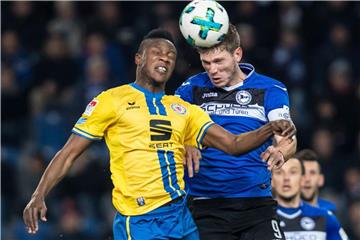 Bielefelds Fabian Klos (r) und Braunschweigs Suleiman Abdullahi kämpfen um den Ball. Foto: Guido Kirchner