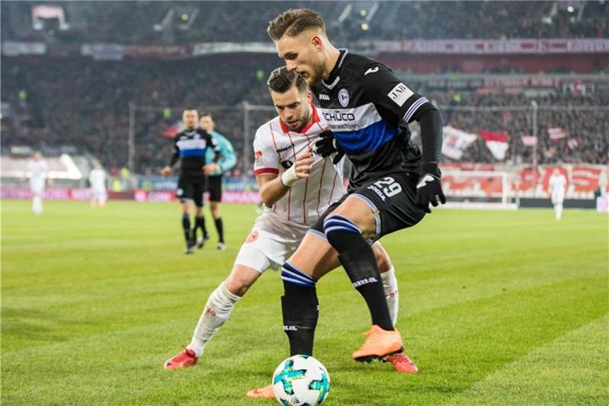 Fortuna Düsseldorf festigt Tabellenführung gegen Bielefeld Bielefelds Leandro Putaro (r.) im Zweikampf mit Düsseldorfs Niko Gießelmann. Foto: M. Kusch