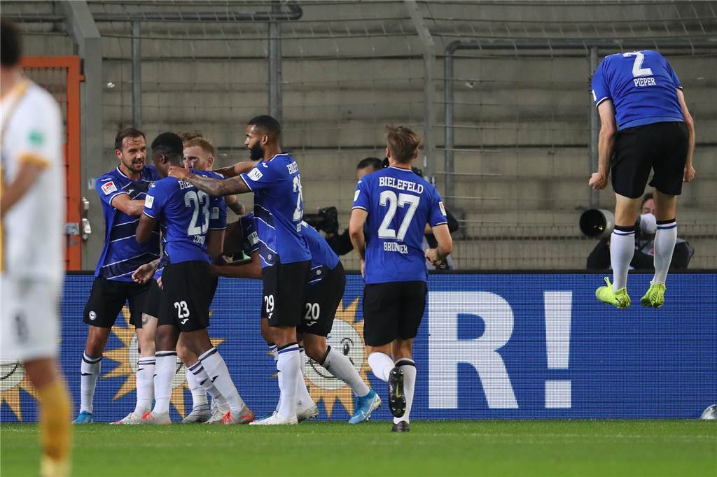 Amos Pieper und Arminia Bielefeld stehen eine Fußspitze vor dem Bundesliga-Aufstieg Bielefelds Mannschaft bejubelt das Tor zum 2:0. Amos Pieper (r.) macht einen Jubelsprung.