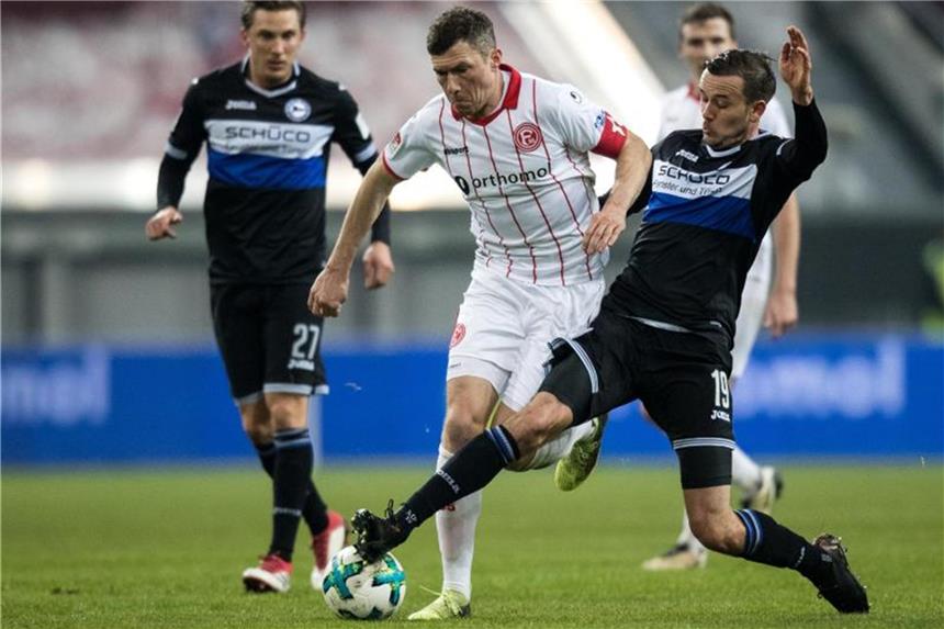 Fortuna Düsseldorf festigt gegen Bielefeld Tabellenführung Bielefelds Manuel Prietl (r) versucht Fortuna-Kapitän Oliver Fink vom Ball zu trennen. Foto: Marcel Kusch