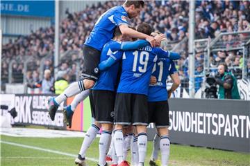 Bielefelds Spieler jubeln nach dem Tor zum 1:0. Foto: Guido Kirchner
