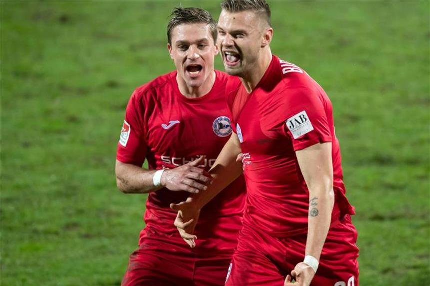 Zweitligist VfL Bochum unterliegt Bielefeld Bielefelds Tom Schütz und Torschütze Florian Hartherz (l-r) bejubeln das Tor zum 1:0 in Bochum. Foto: Guido Kirchner