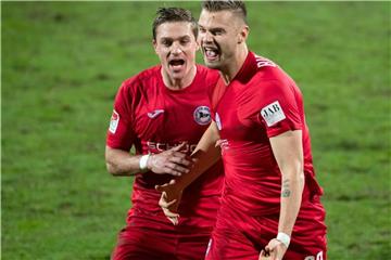 Bielefelds Tom Schütz und Torschütze Florian Hartherz (l-r) bejubeln das Tor zum 1:0 in Bochum. Foto: Guido Kirchner