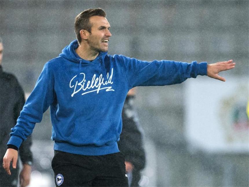 Bielefelds Trainer Carsten Rump wurde in der Kabine emotional. Foto: Bernd Thissen