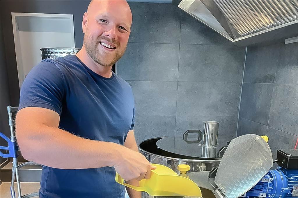 Jens Peick (SPD) besitzt fünf Gitarren und raucht auch mal Zigarillo Bier für den Wahlkampf, hergestellt in der Aplerbecker Braumanufaktur Pottländer.