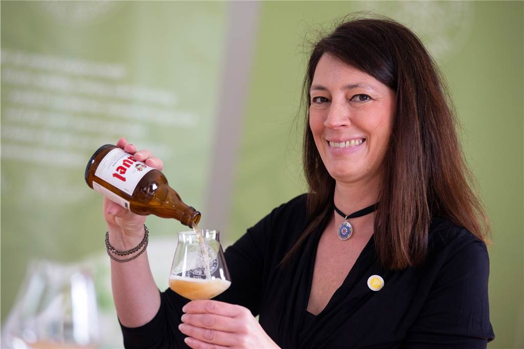 Bier ist reine „Männersache“? Falsch! Frauen beweisen das Gegenteil Bier-Sommelière Jutta Knoll gießt sich ein Glas Bier ein.