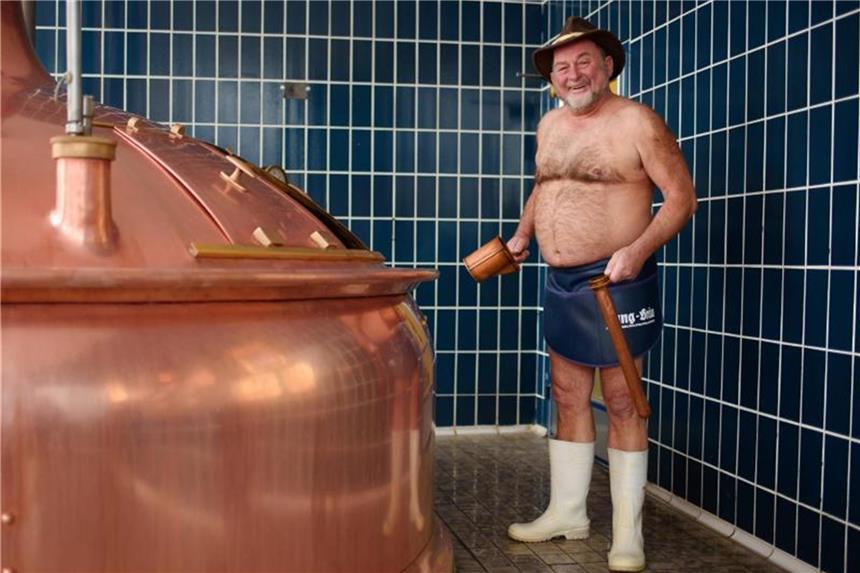 Bierbrauer Jürgen Hopf in seiner Arbeitskleidung. Foto: Nicolas Armer