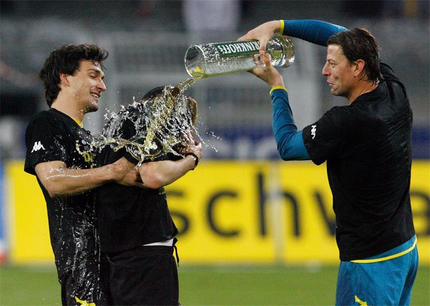 DFB dementiert Bierduschen-Verbot Bierdusche hat Tradition: Hier kippt Roman Weidenfeller nach der Meisterschaft 2012 Marcel Schmelzer und Mats Hummels noch das Dortmunder Brinkhoffs über den Kopf.