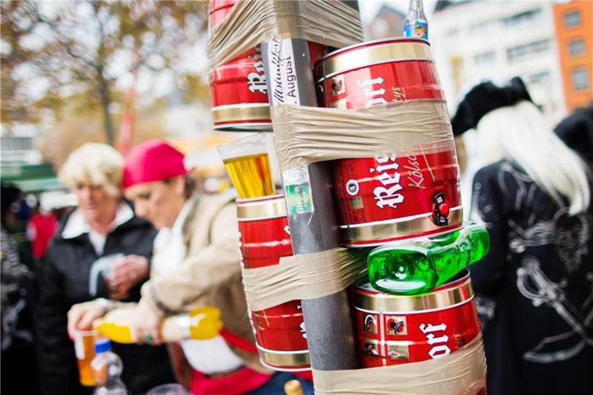 Karneval in Köln: Mehr Bühnenprogramm gegen Müll und Urin Bierfässer sind als Vorrat an einem Schild angebracht worden. Foto: Rolf Vennenbernd/Archiv