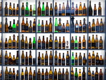 Bierflaschen im Hopfenmuseum Wolnzach. 2017 zeichnet sich als schwieriges Jahr für die Bierbranche ab. Foto: Sven Hoppe/Archiv