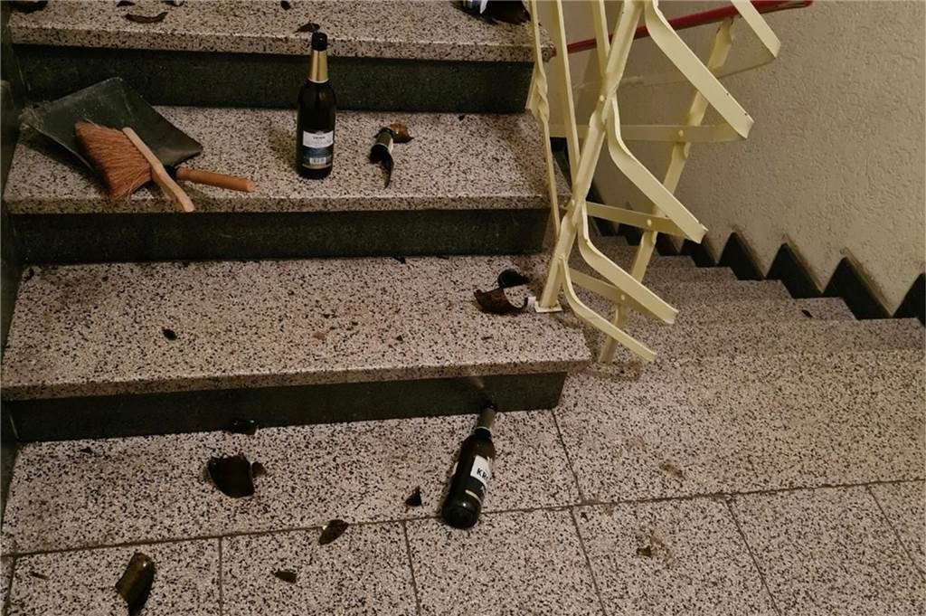 In Ickern sorgt ein Mann für Unruhe in der Nachbarschaft Auf dem Foto ist ein Hausflur zu sehen. Mehr als ein halbes Dutzend Bierflaschen liegt auf den Treppenstufen, manche Flaschen sind schon zerbrochen.