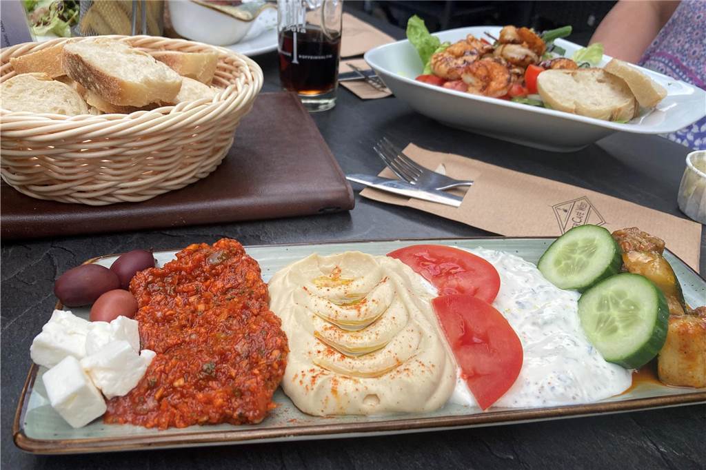 Craft-Biere, orientalisches Essen und viel Grün: Das „Biercafé West“ im Check "Biermeze" und Salat