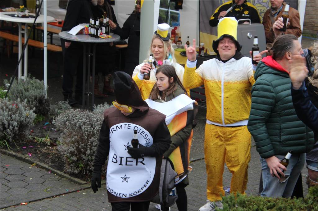 Bierselig ist diese Truppe - schon von Kostüm wegen. 